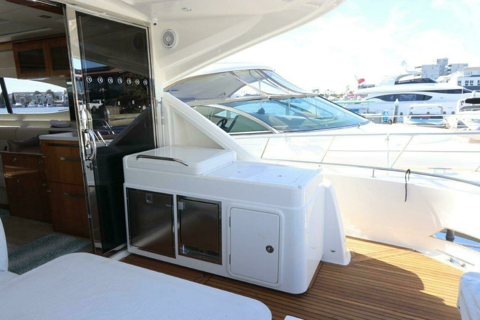2020 Riviera 6000 Sport Yacht - Image 15