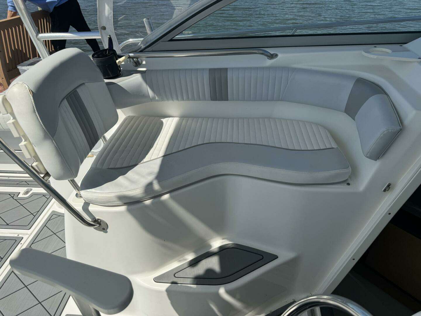 2002 Boston Whaler 275 Conquest - Image 18
