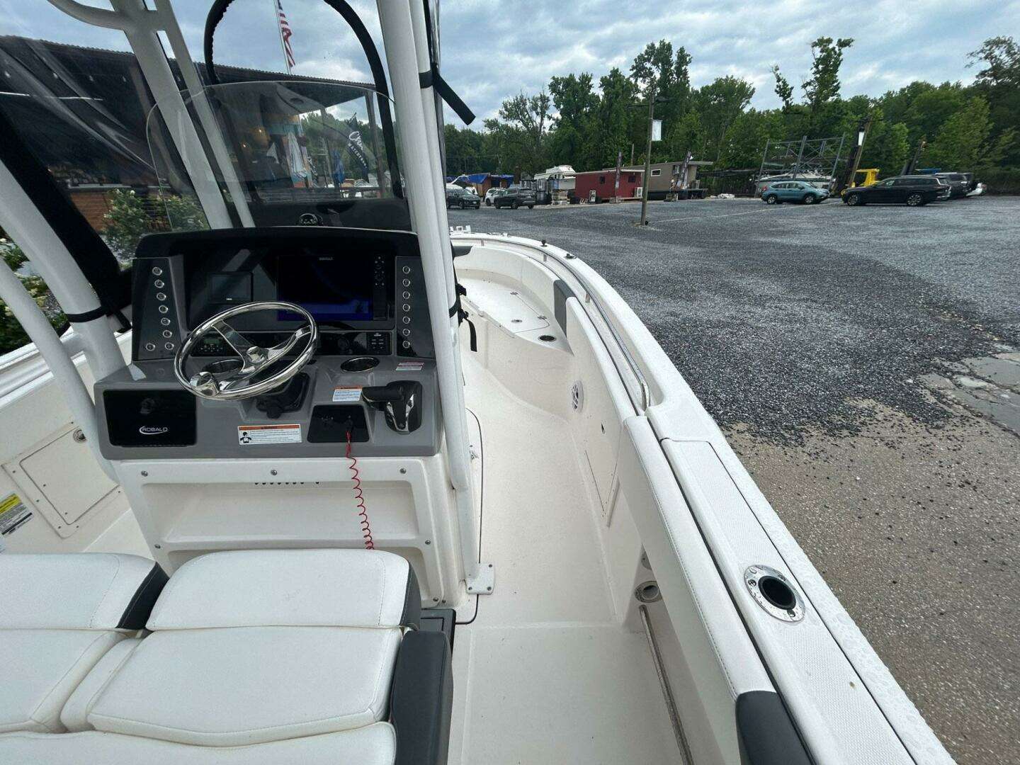 2022 Robalo R242 Center Console - Image 12