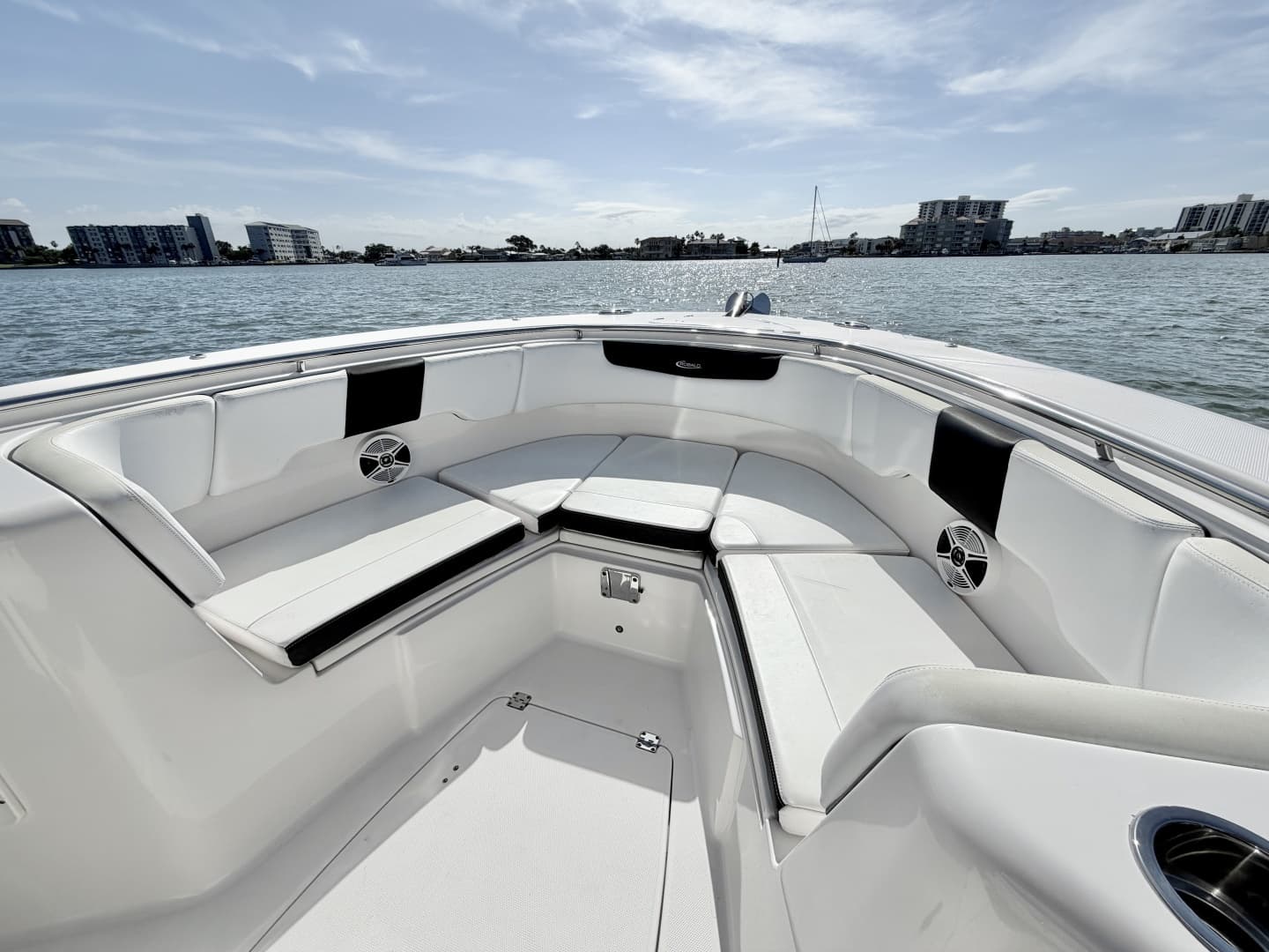 2021 Robalo R302 Center Console - Image 17
