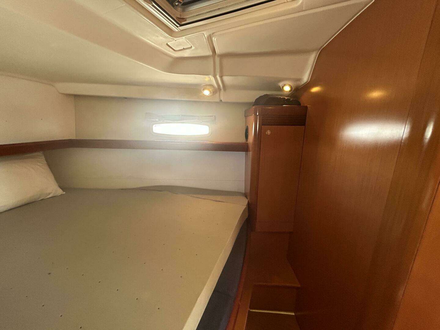 2010 Beneteau Oceanis 43 - Image 30
