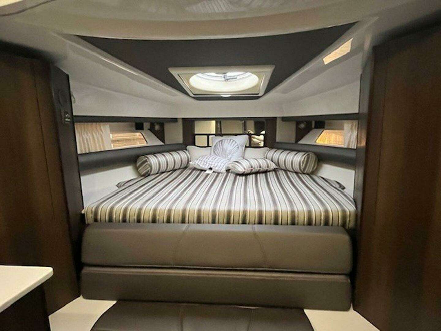 2018 Monterey 335 Sport Yacht - Image 10