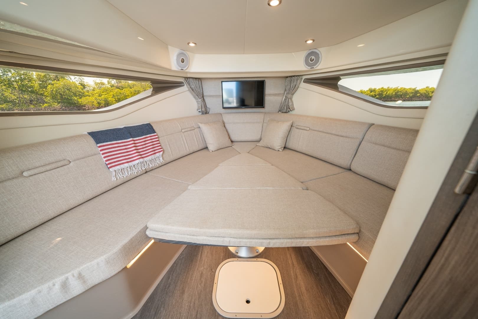 2021 Sea Ray 320 Sundancer - Image 6