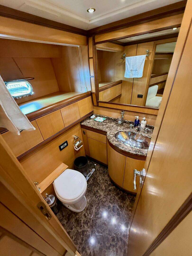 2005 Mangusta 92 - Image 18