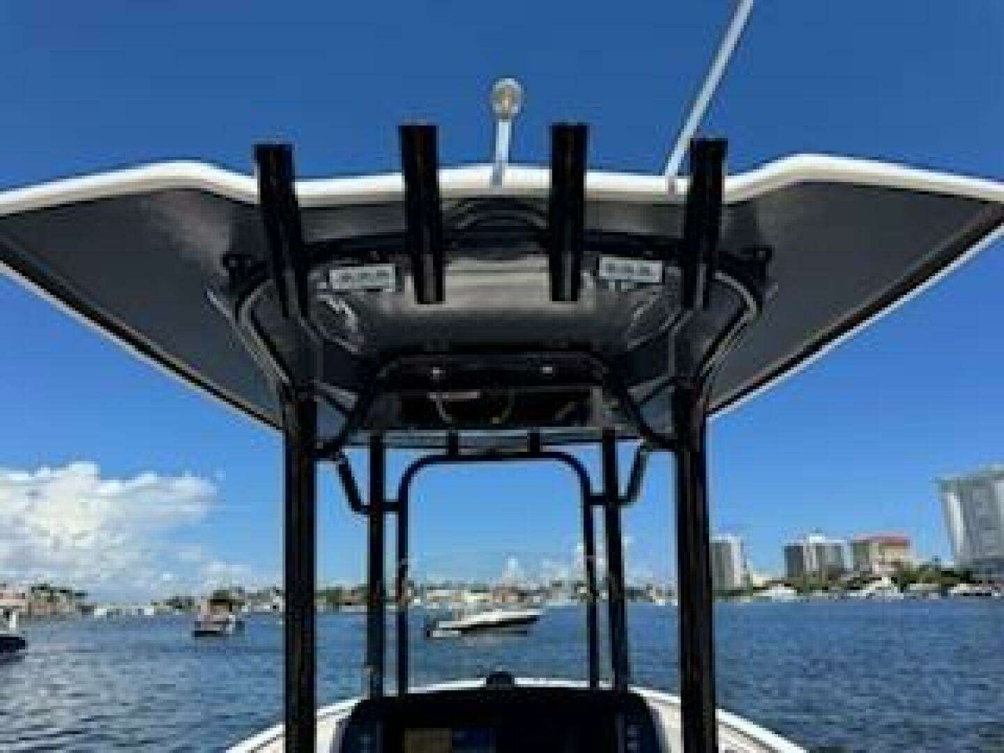 2022 Robalo R242 Center Console - Image 14