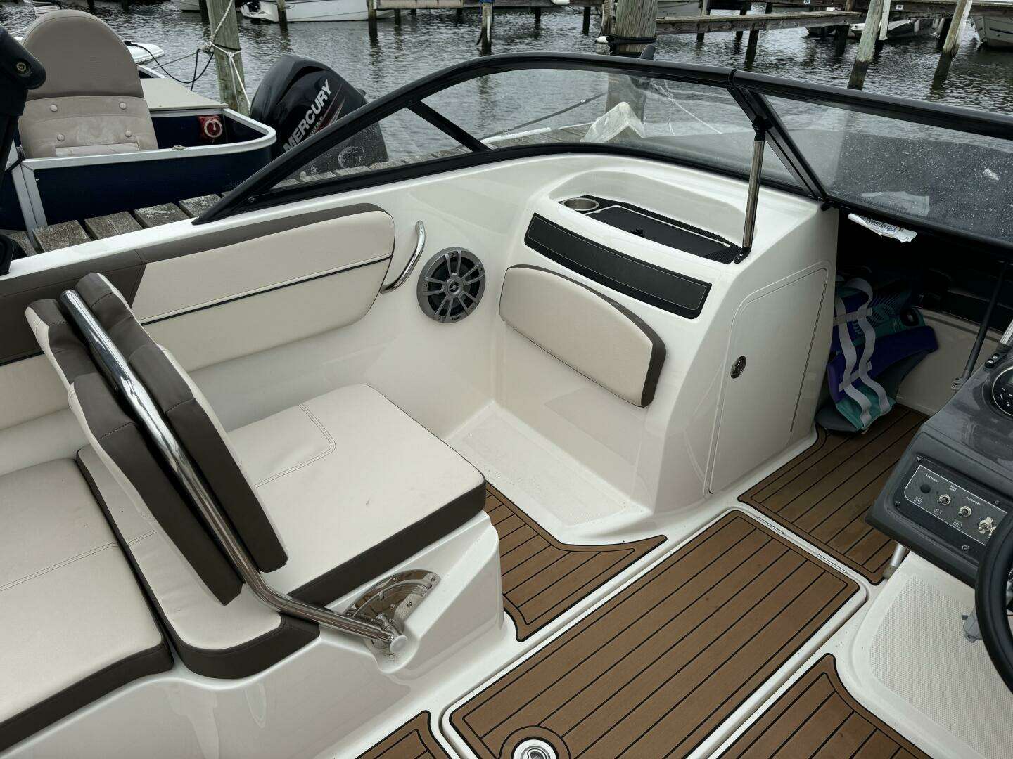 2018 Bayliner VR5 Bowrider OB - Image 11