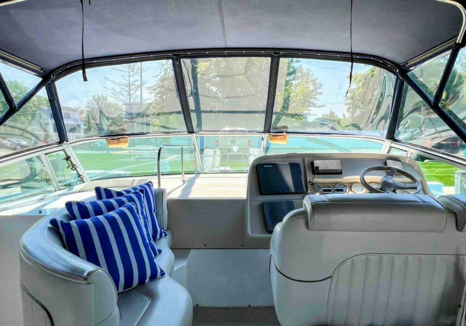 1998 Cruisers Yachts 3575 Esprit - Image 6