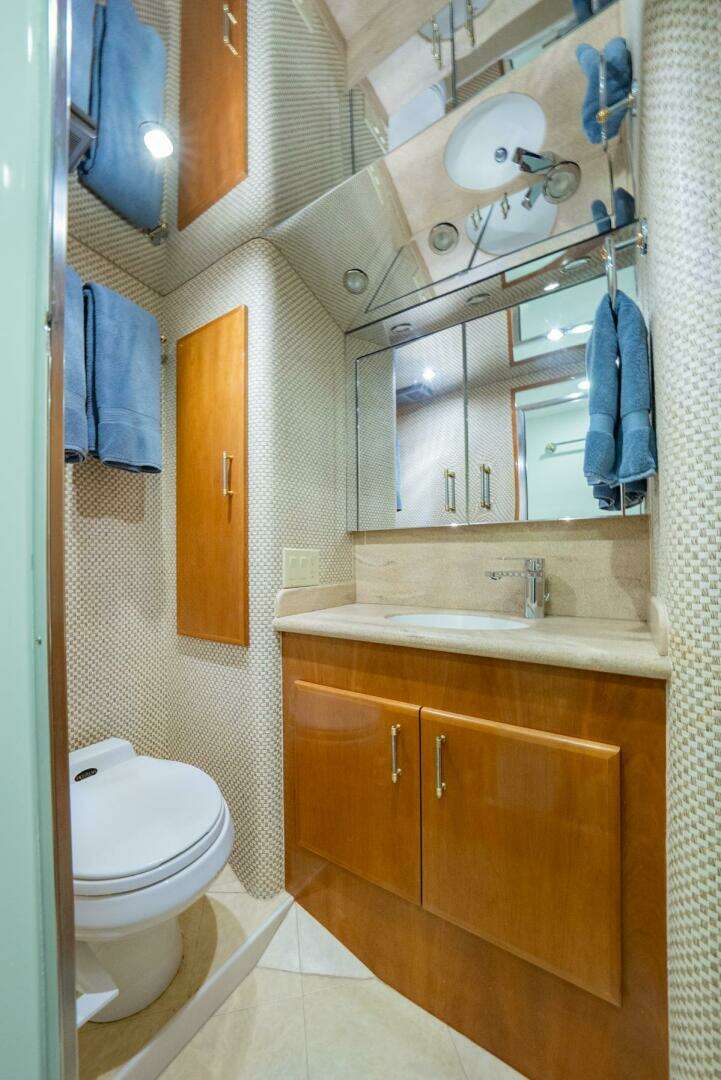 2001 Hatteras 50 Convertible - Image 44