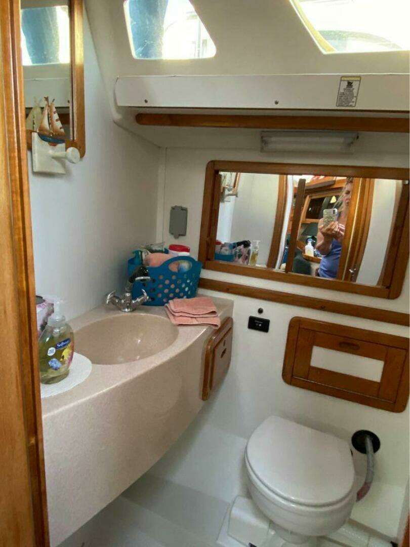 1998 Catalina 42 - Image 9