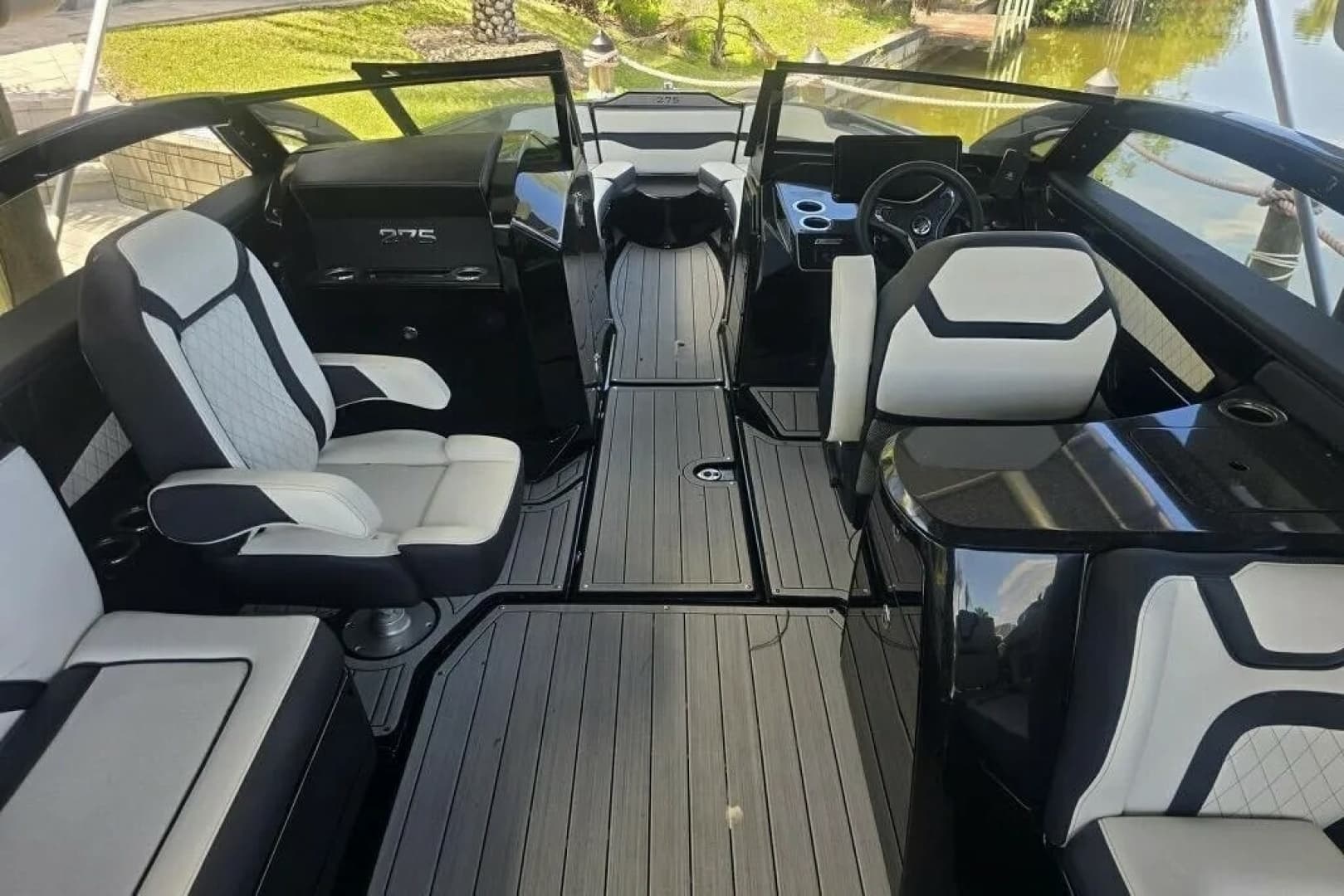 2025 Yamaha Boats 275SD - Image 10