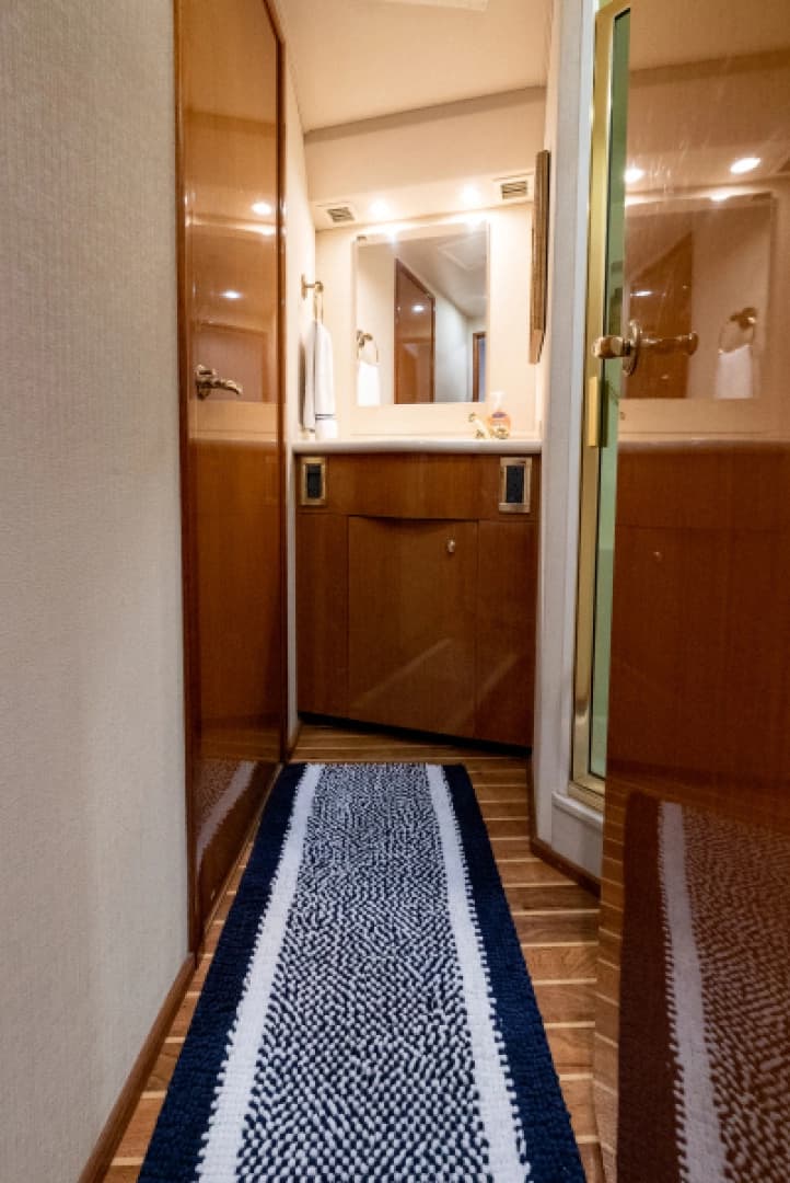 2003 Viking 45 Convertible - Image 33