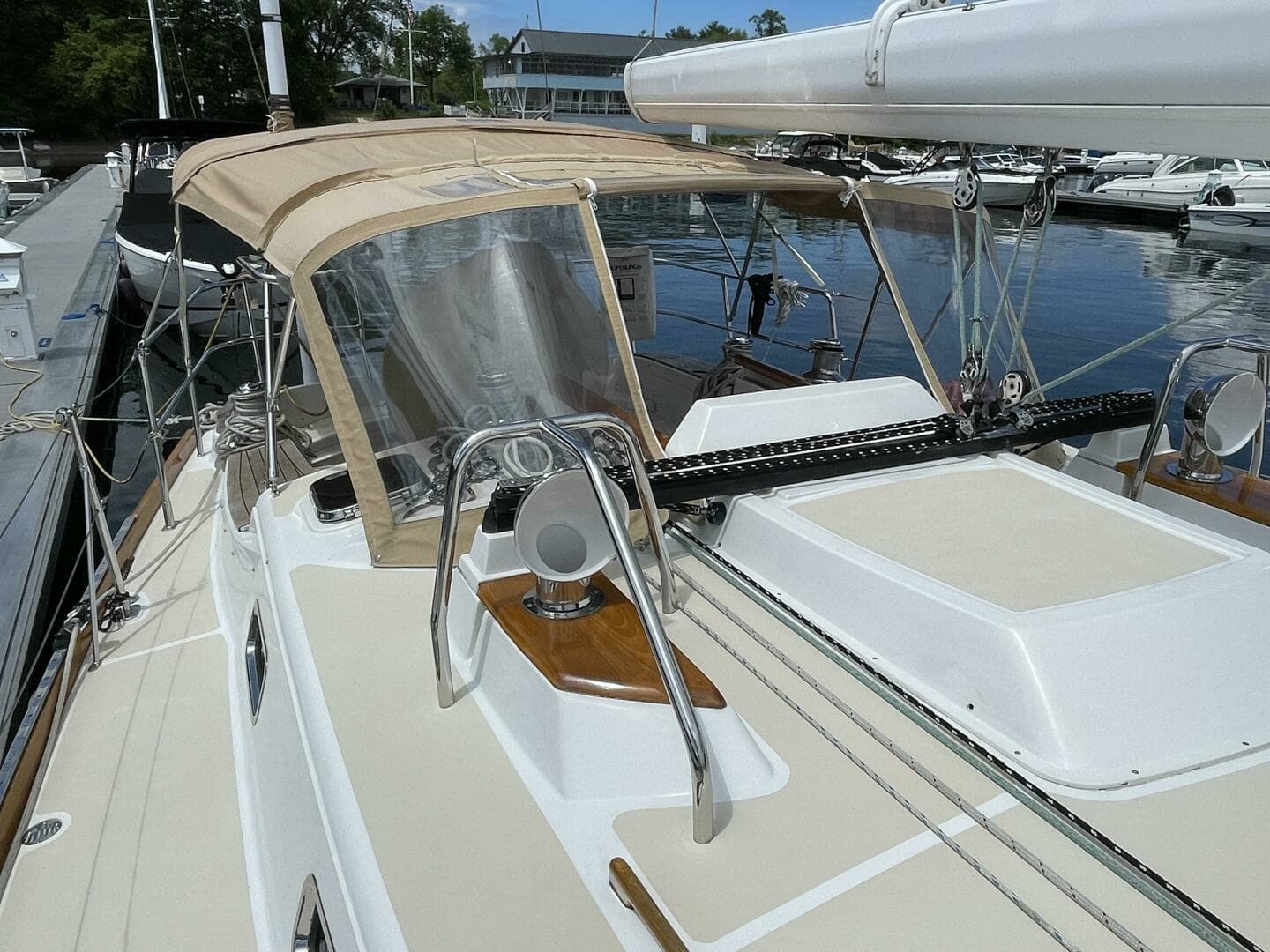 2009 Tartan 4300 - Image 9