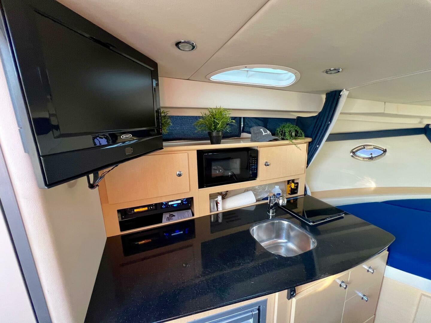 2012 Bayliner 335 - Image 23