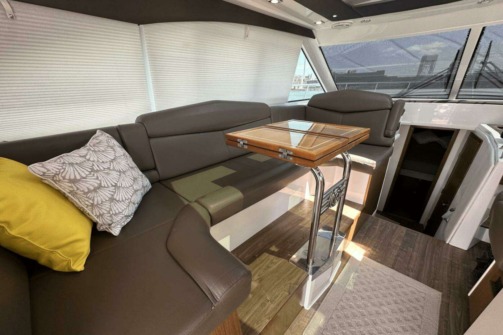 2016 Cruisers Yachts Cantius - Image 20