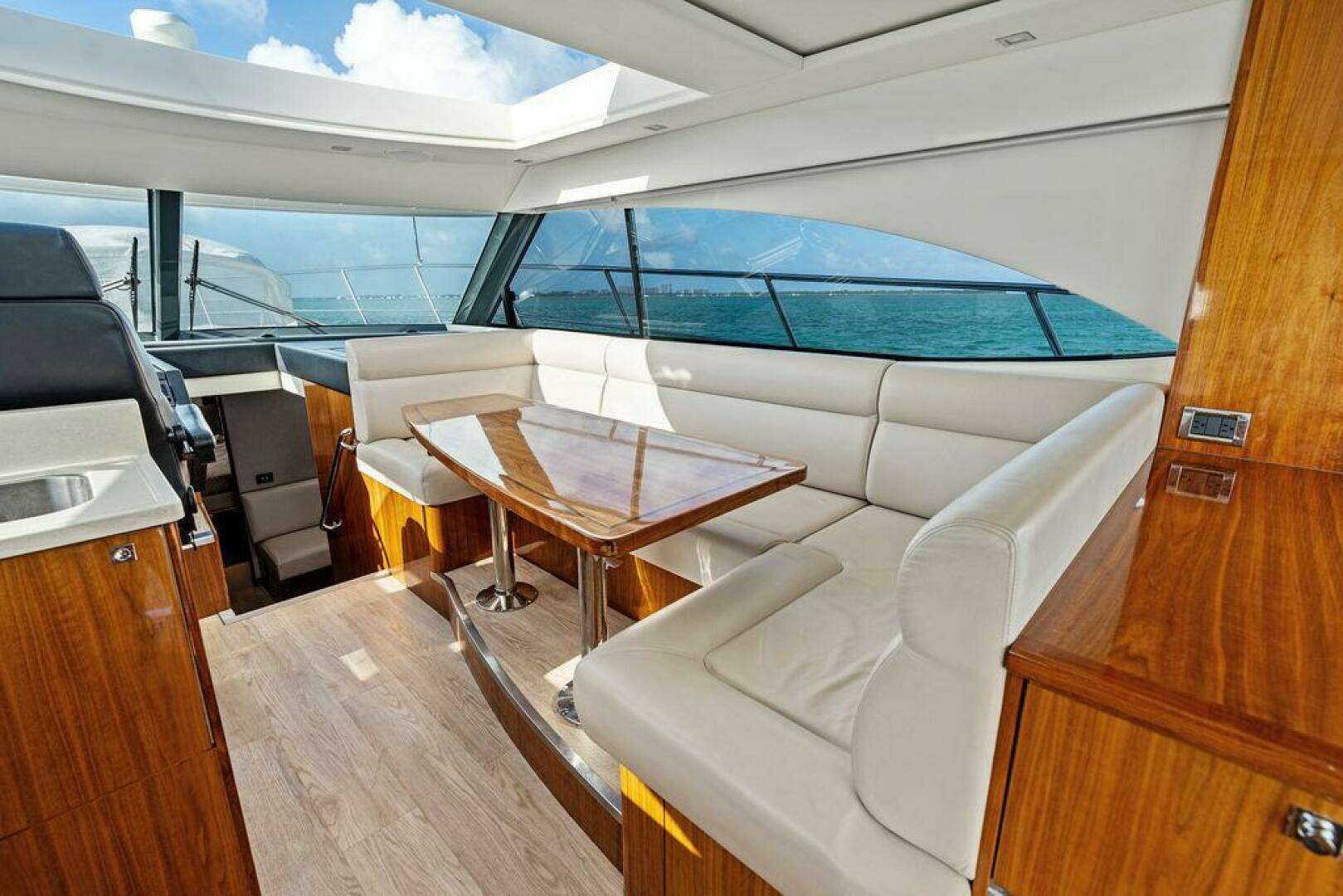 2018 Riviera 4800 Sport Yacht - Image 17