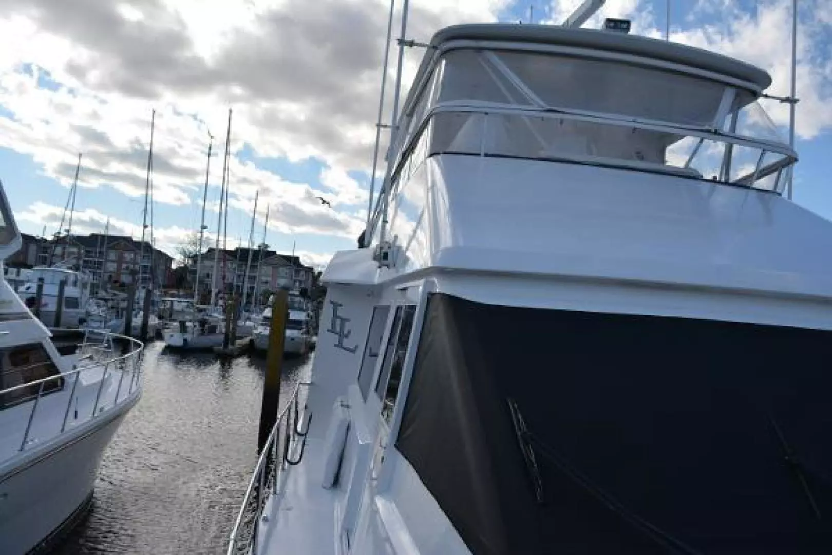 1989 Viking Motor Yacht - Image 18