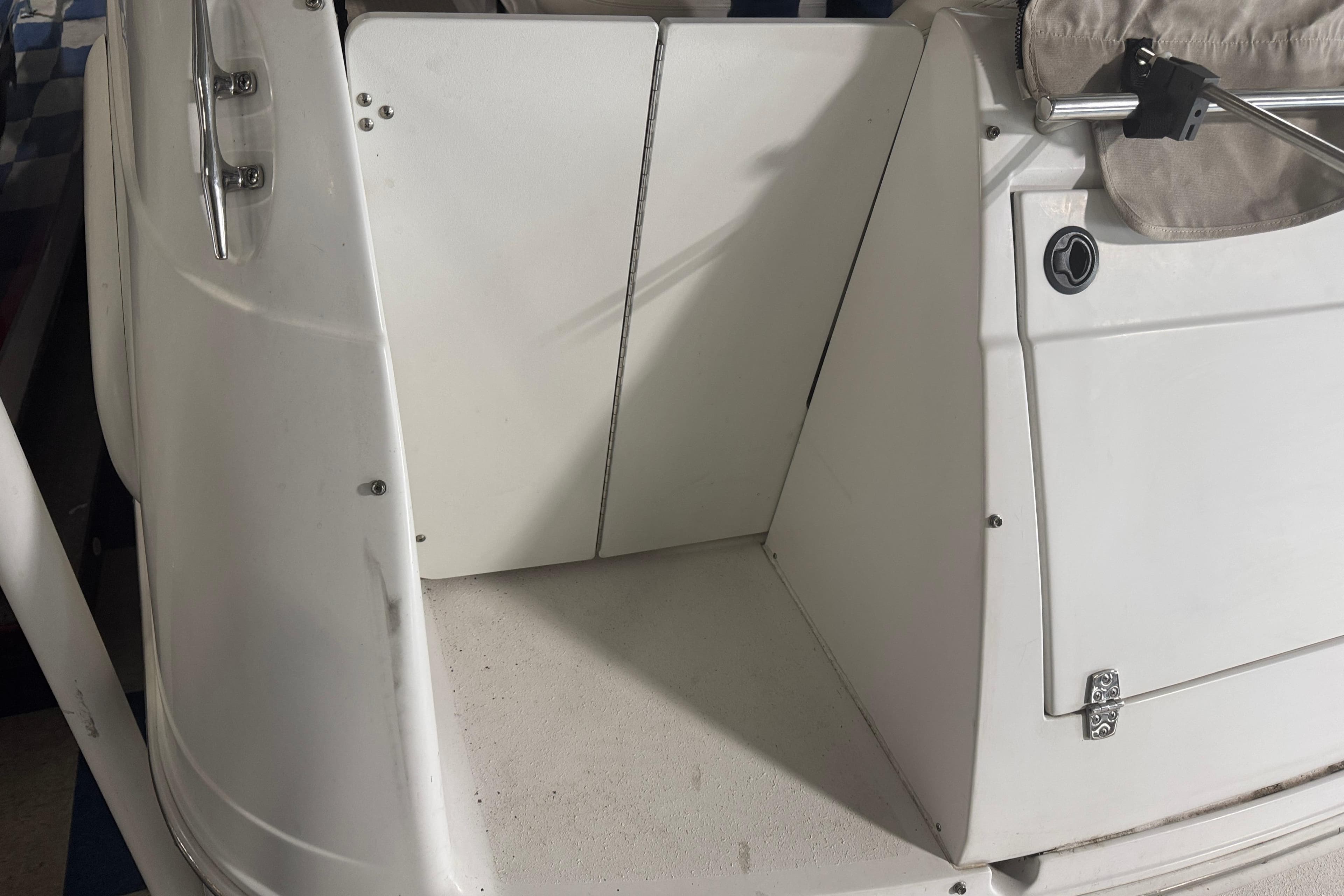 2004 Four Winns 268 Vista boat stern with white deck and storage compartment.