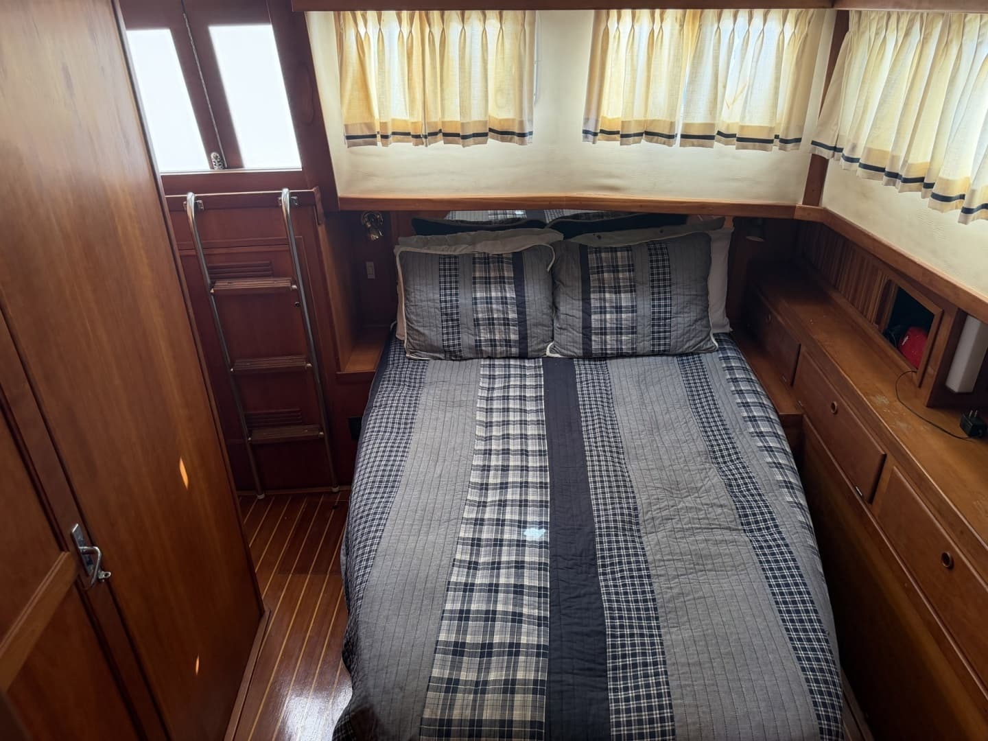 1997 Sabreline 36 Fast Trawler - Image 16