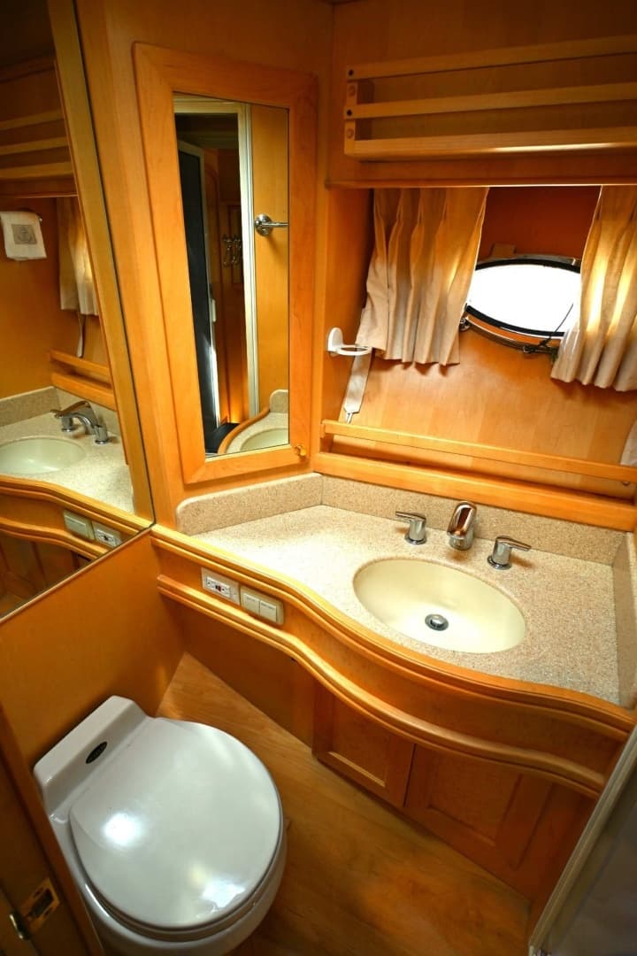 1999 McKinna 47 Sedan - Image 36