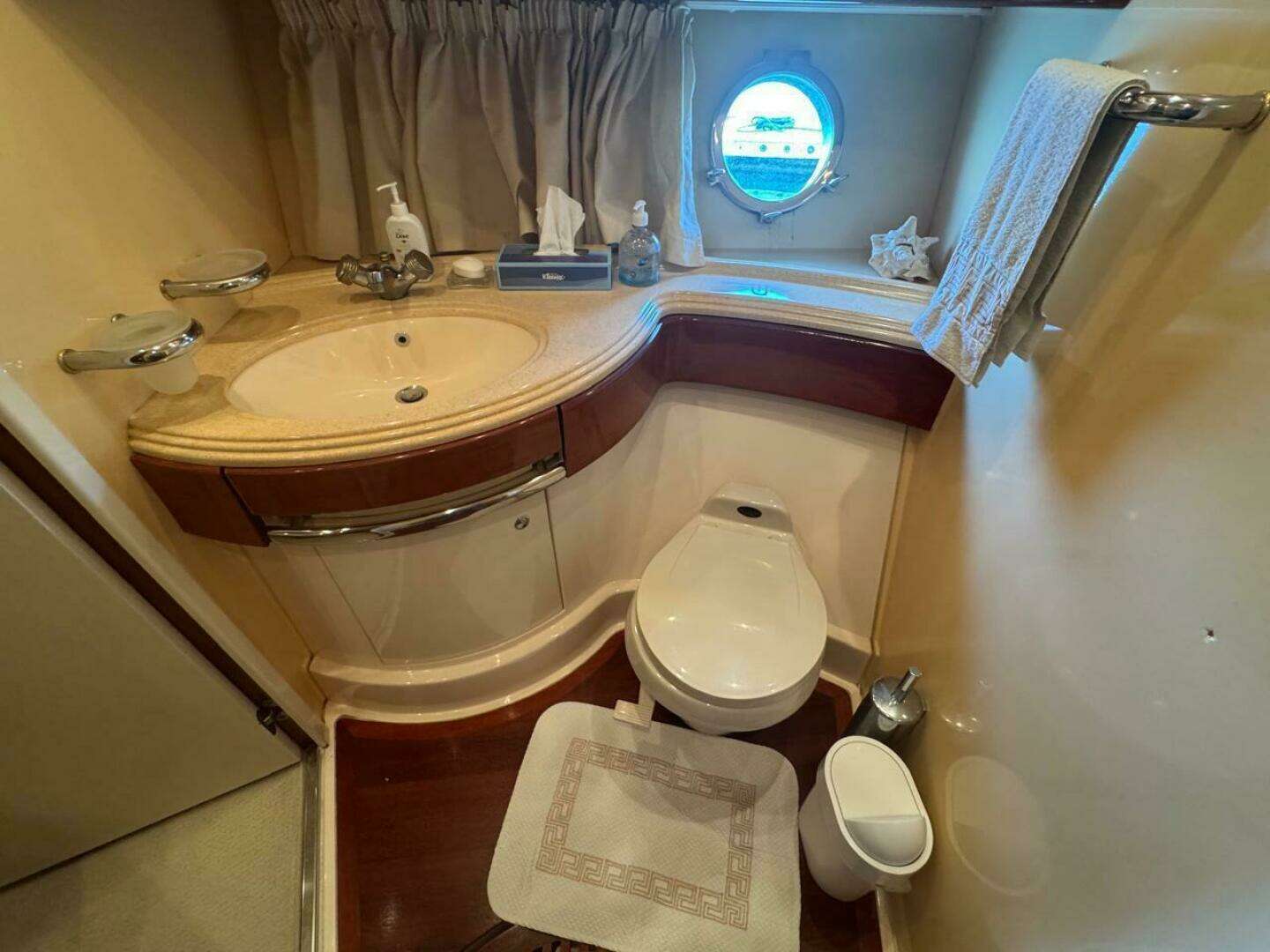 2001 Azimut 68 Plus - Image 31