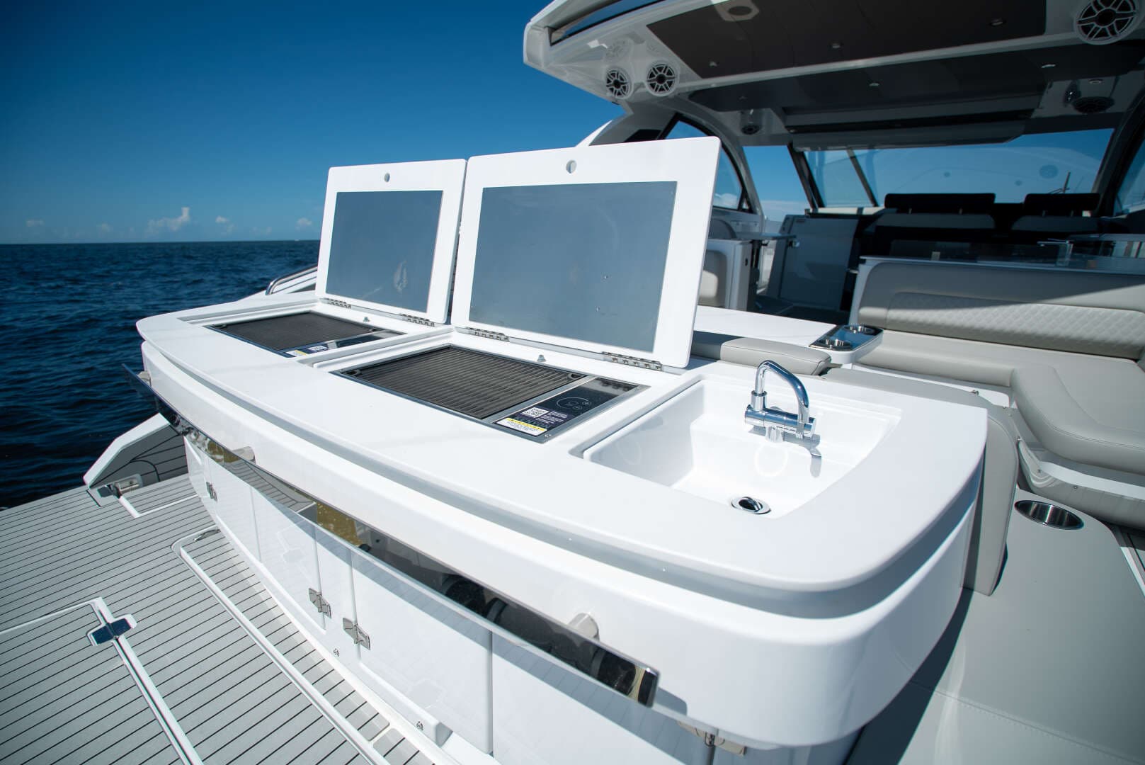 2026 Cruisers Yachts 50GLS OB - Image 8