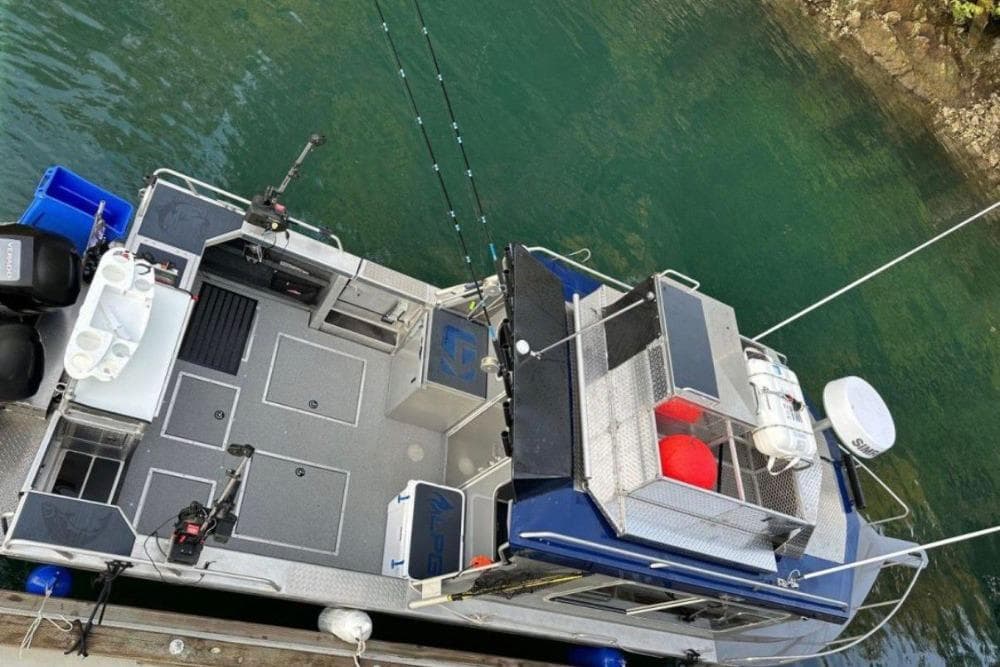 2018 Thunder Jet 26 Pilot boat docked, featuring spacious deck and fishing equipment.