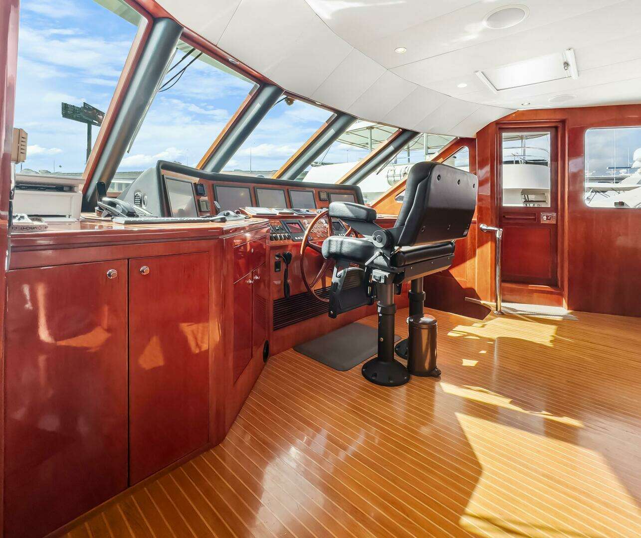 2005 Ocean Alexander 80 motoryacht - Image 3
