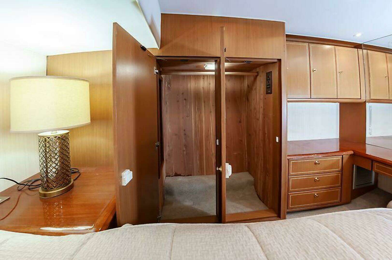 2003 Ocean 57 Convertible - Image 47