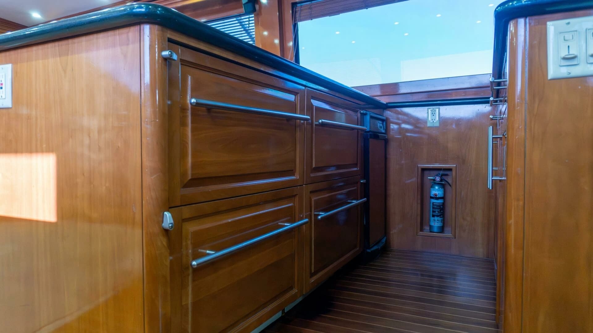 2001 Hatteras 60 Convertible - Image 15