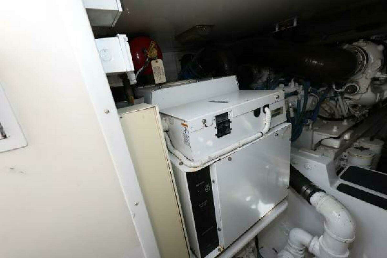 2005 Viking 52 Convertible - Image 34