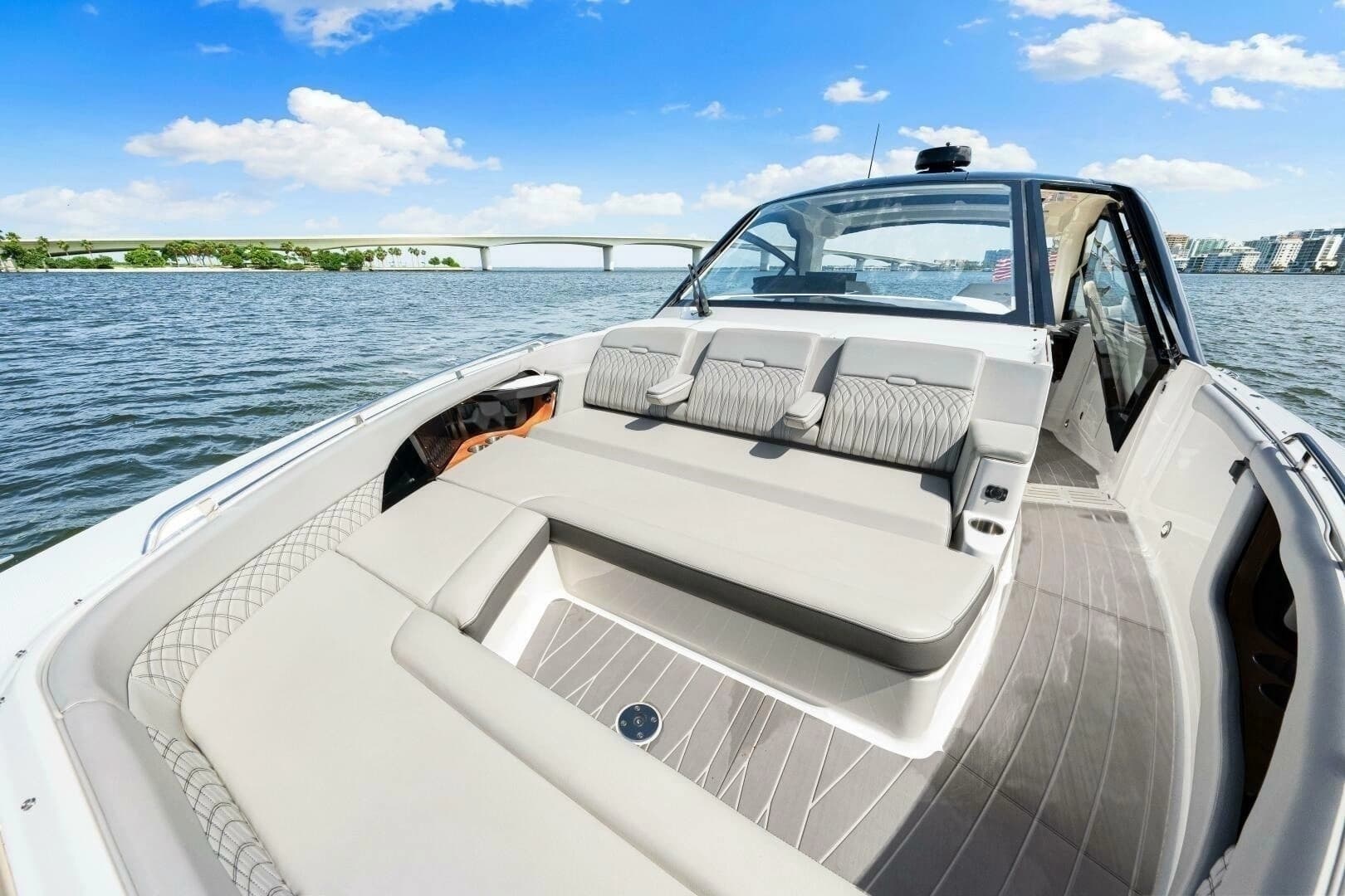 2022 Sea Ray 370 Sundancer - Image 25
