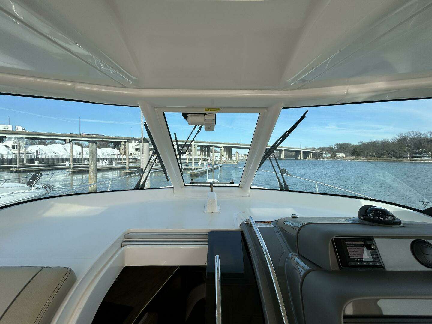 2018 Pursuit OS 385 Offshore - Image 12
