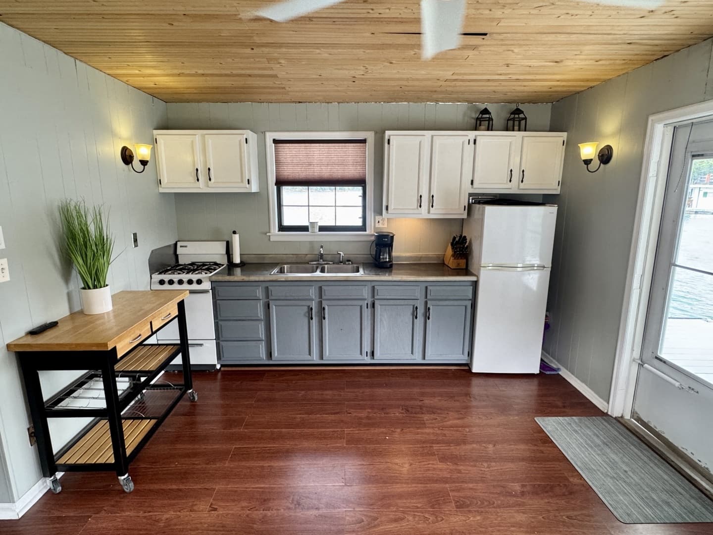1978 Custom 18 x 24 Off-Grid Floating Cabin Approx 385sqft - Image 18