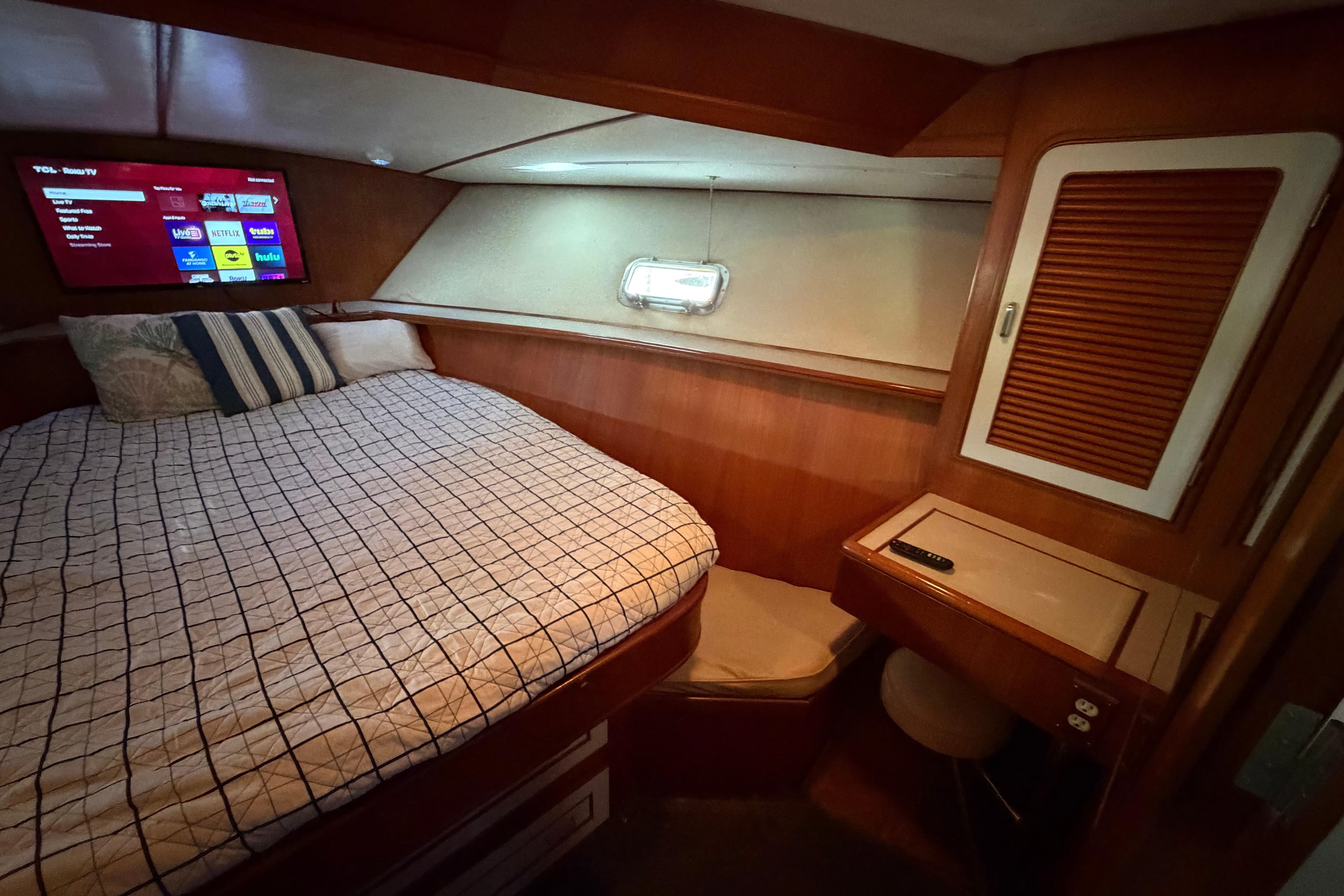 1987 Hi-Star 55 Yacht Fisherman cabin with bed, TV, and wooden interior.