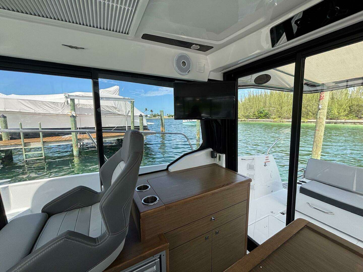 2020 Jeanneau NC895 - Image 3