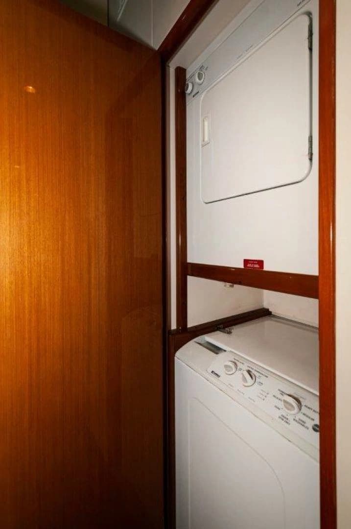 2001 Viking 61 Convertible - Image 29