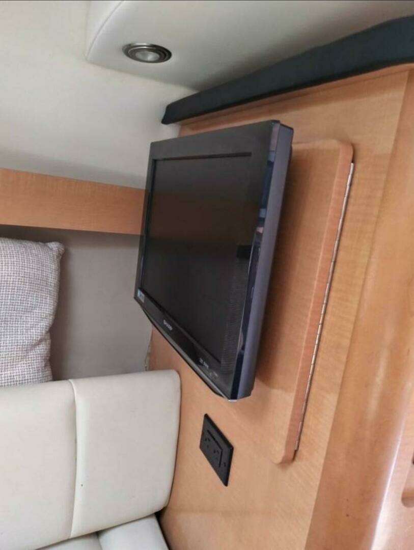 2009 Rinker 280 Express Cruiser - Image 8