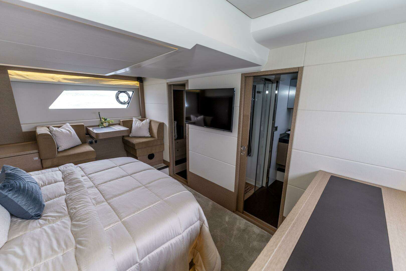2018 Prestige 560 - Image 44