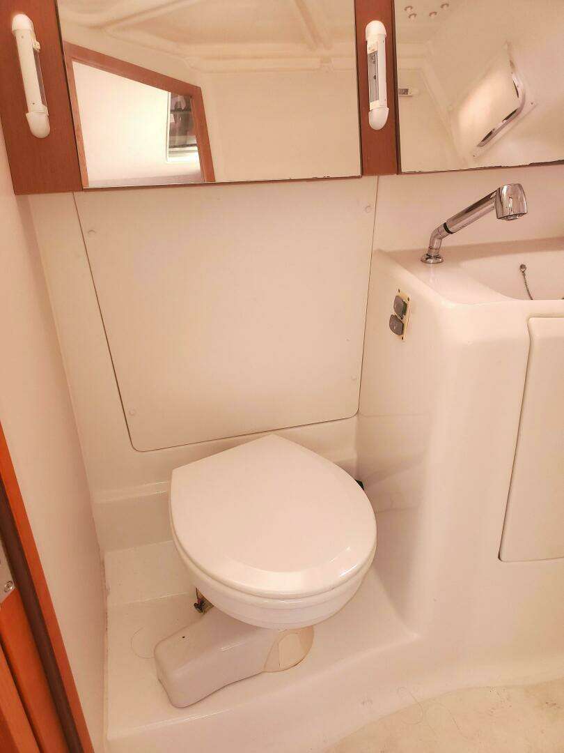 2015 Beneteau Oceanis - Image 21