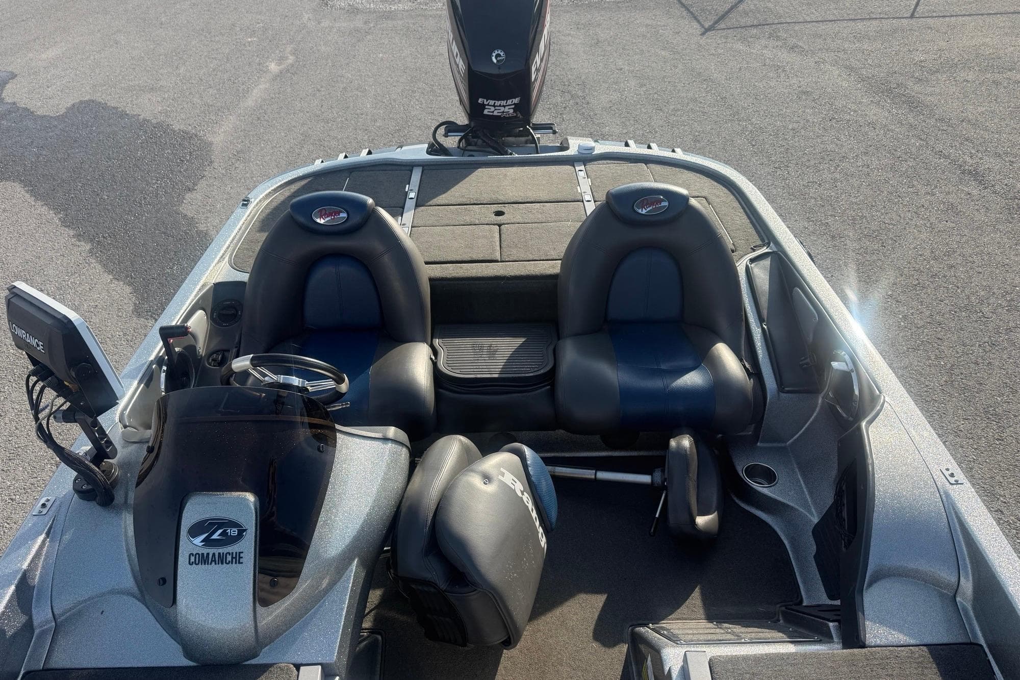 2006 Ranger Z19 Comanche boat interior with seating and control panel.
