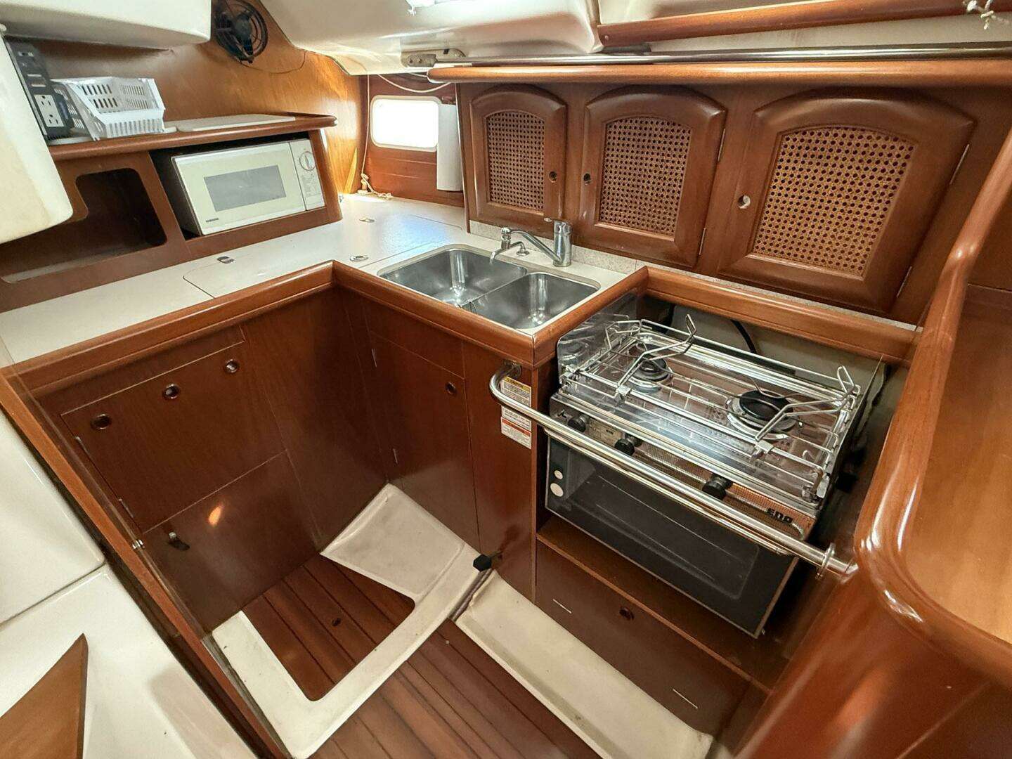 1998 Beneteau OCEANIS 352 - Image 30
