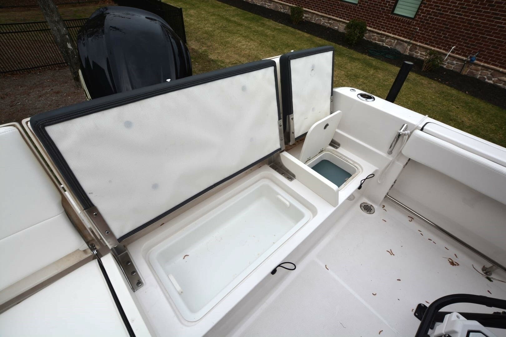 2023 Robalo R230 - Image 13