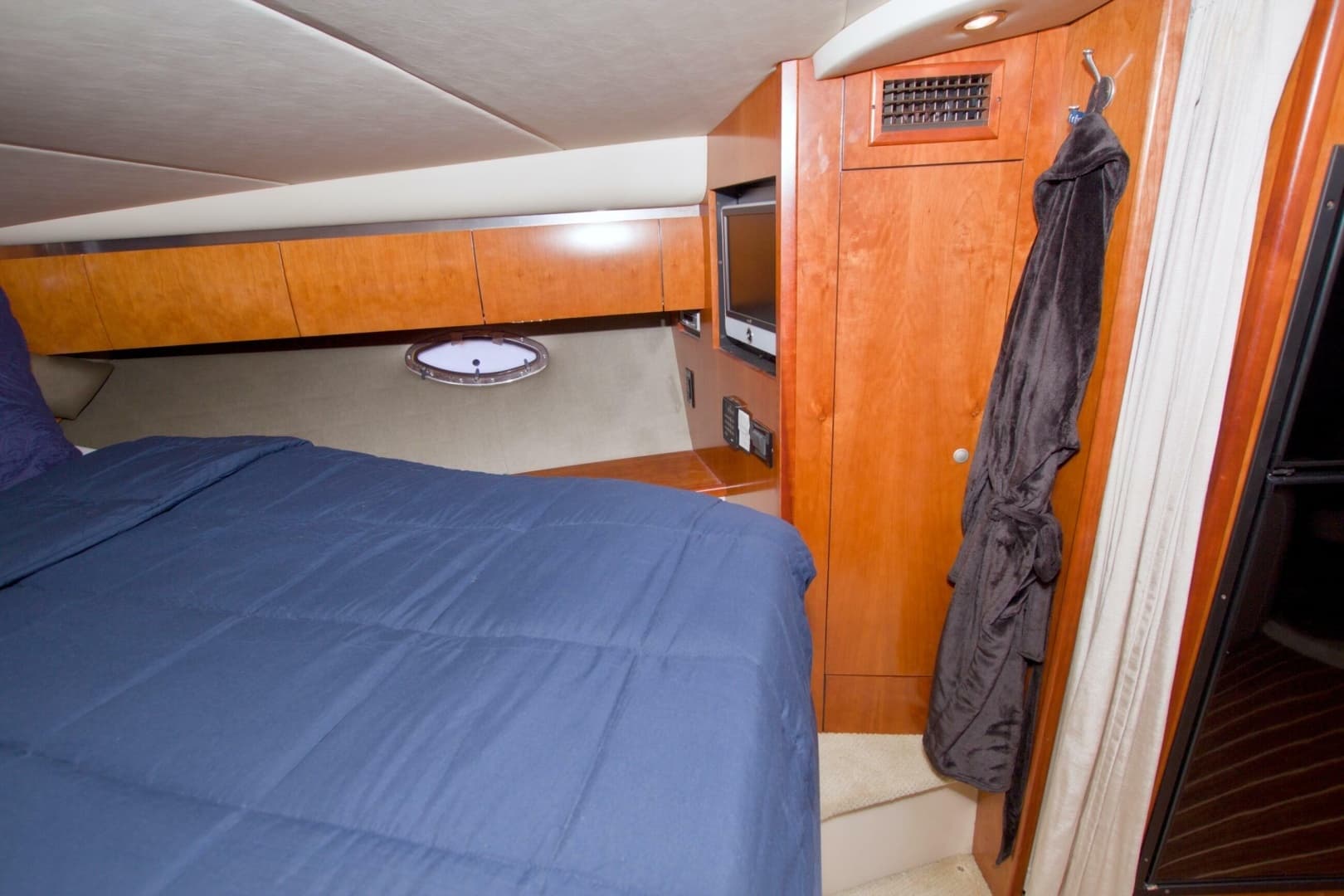 2008 Cruisers Yachts 420 Express - Image 46