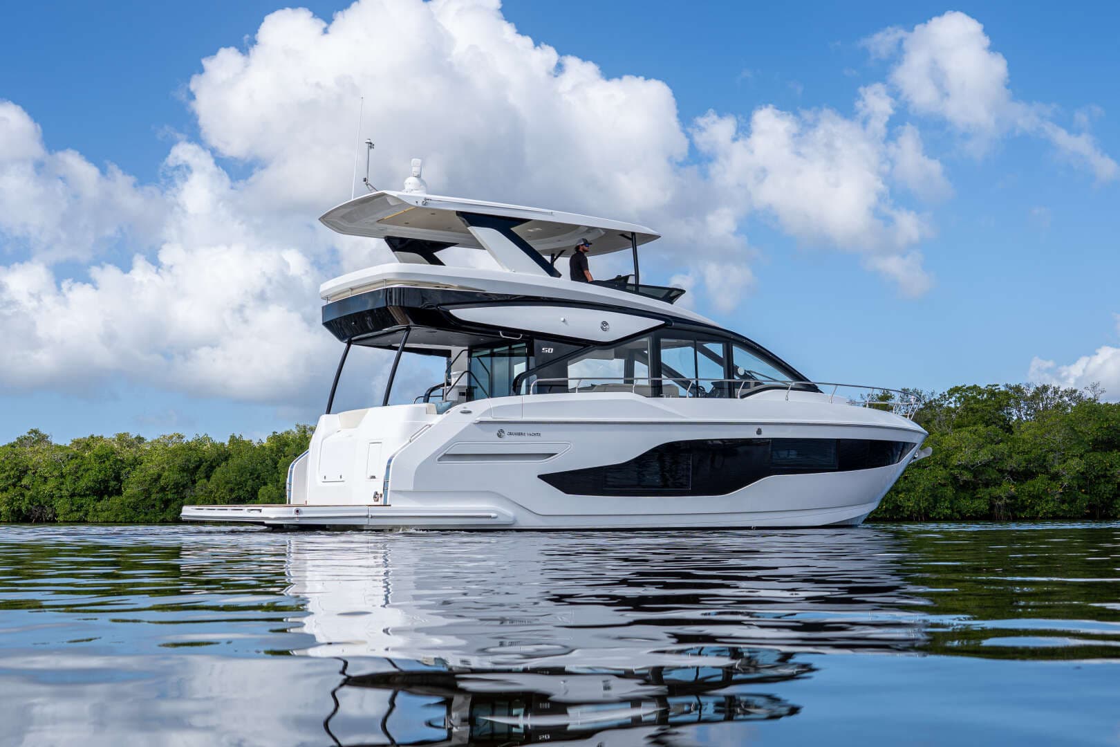 2026 Cruisers Yachts 50 FLY - Image 9