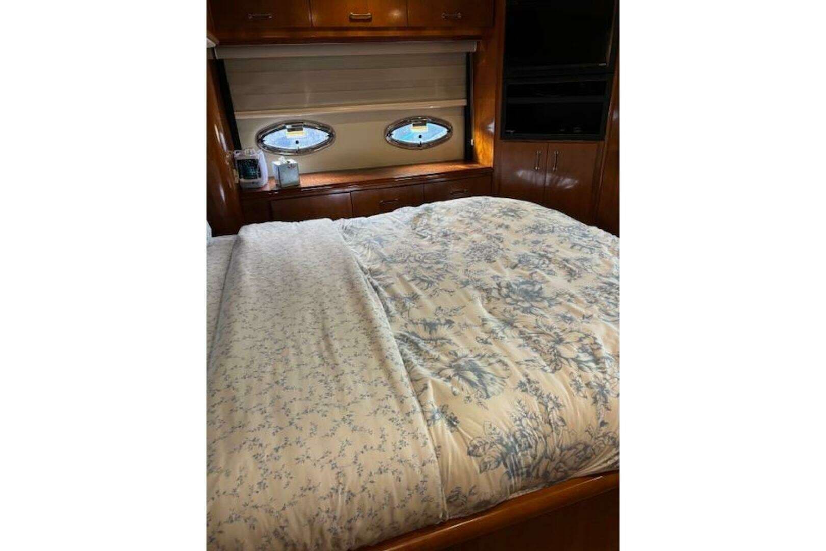 2004 Carver 466 Motor Yacht - Image 41