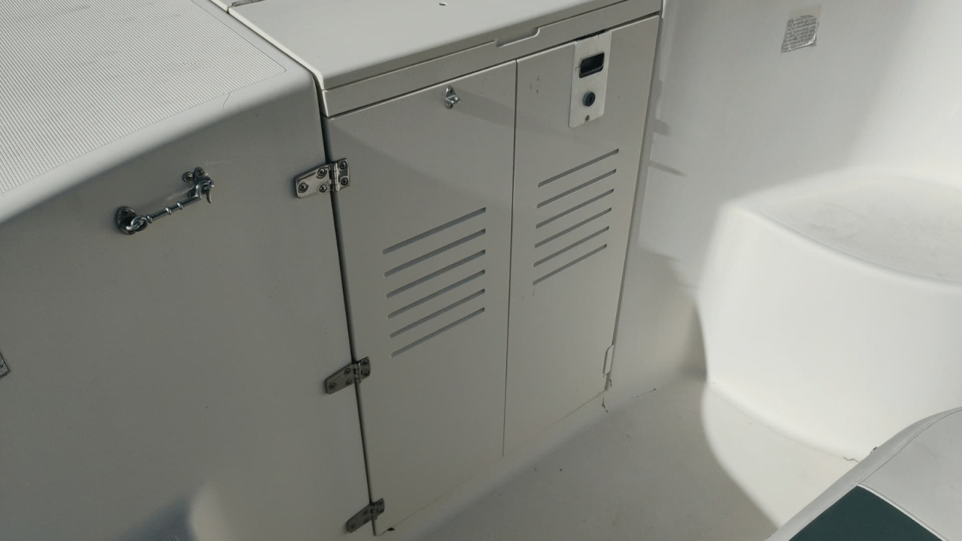 2001 Pursuit 2670 Cuddy Console - Image 17