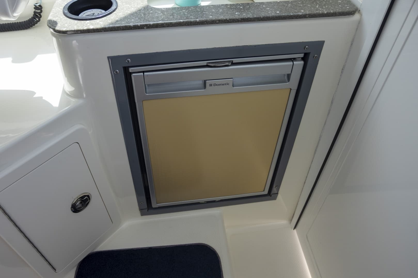 2014 Boston Whaler 315 Conquest - Image 3