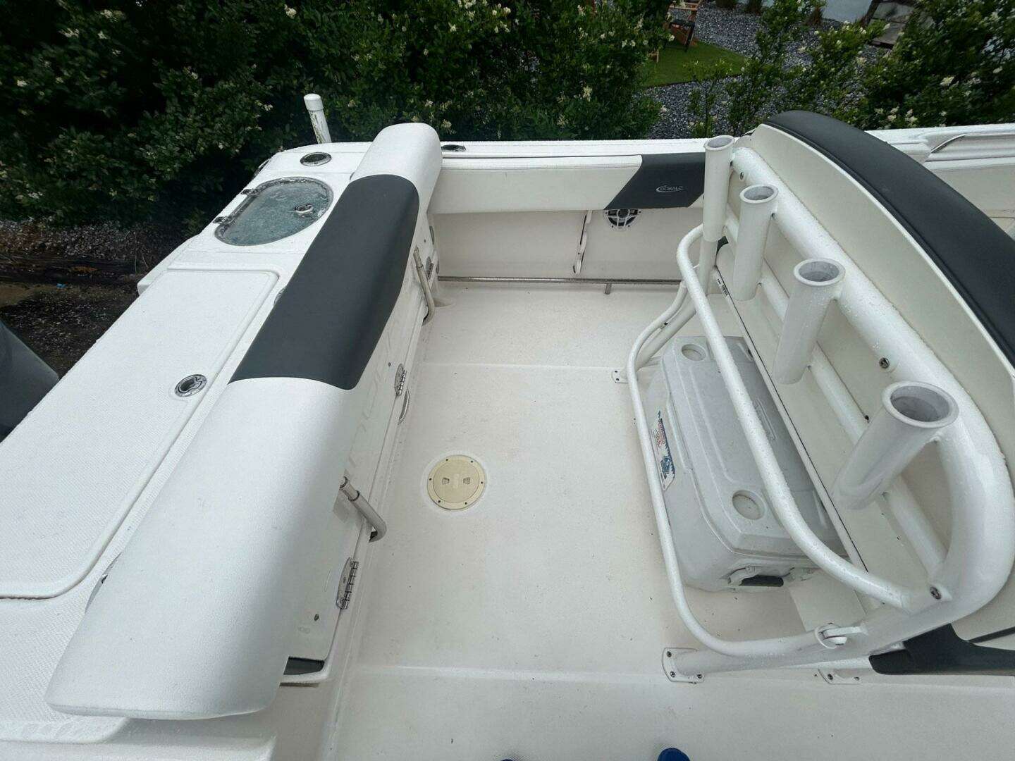 2022 Robalo R242 Center Console - Image 10