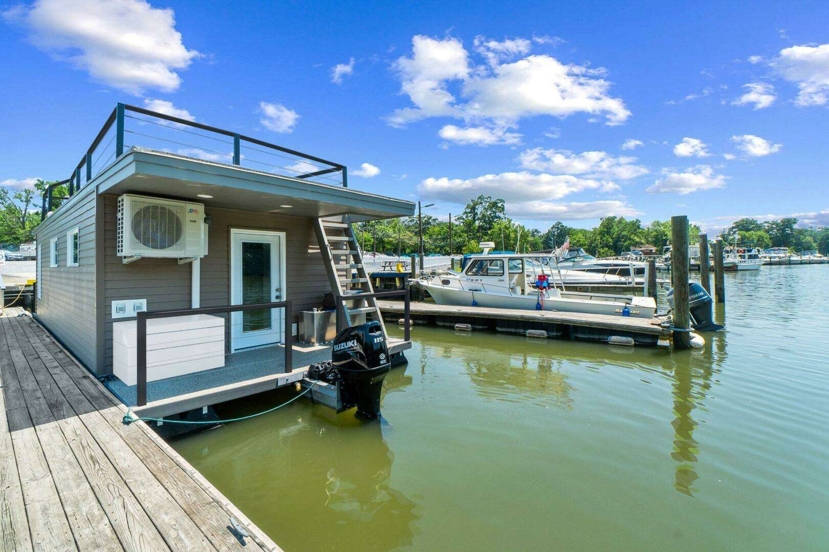 2025 Custom Hank's 40 Houseboat - Image 15