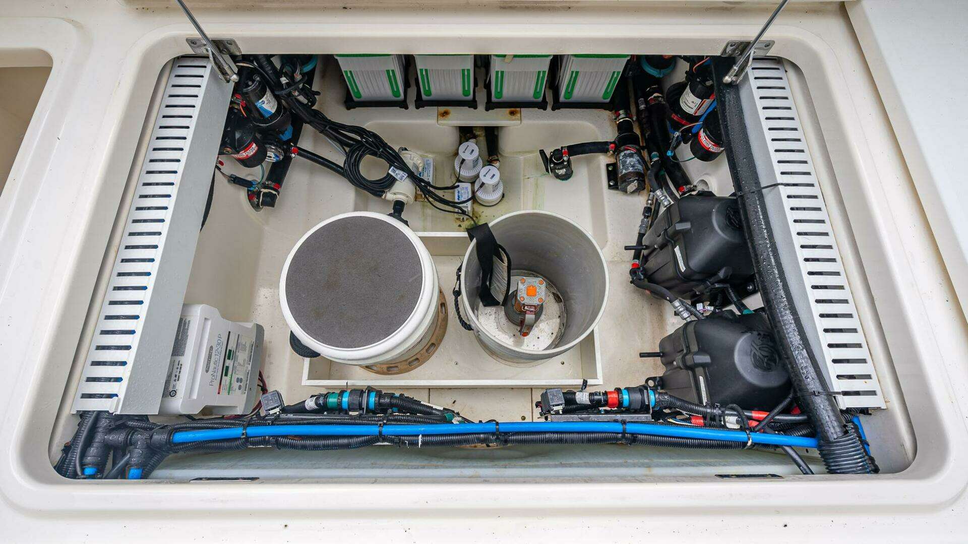 2017 Boston Whaler 330 Outrage - Image 24